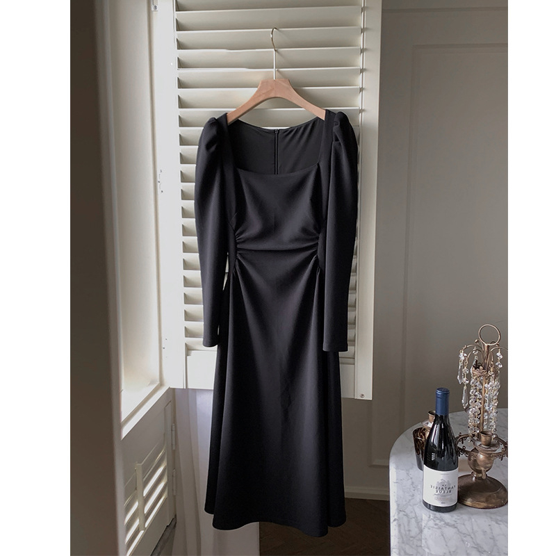 Haljina A-linije, dugi rukavi, kvadratni ovratnik, plisirana, poliester.