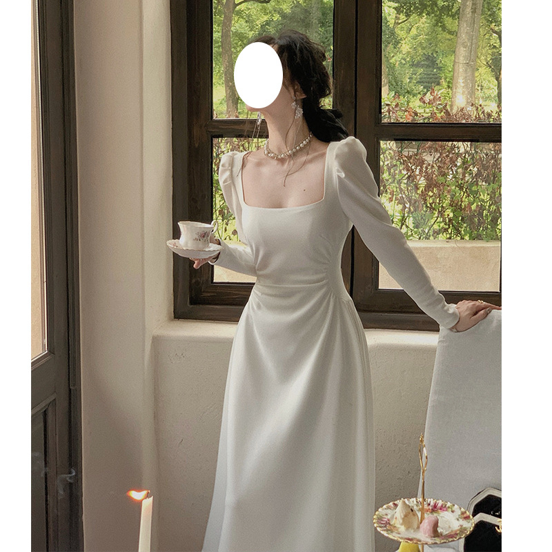 Haljina A-linije, dugi rukavi, kvadratni ovratnik, plisirana, poliester.