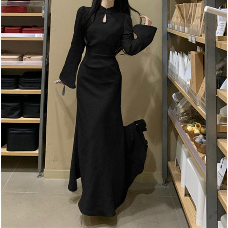 Rochie Qipao cu imprimeu geometric, poliester, mâneci clopot, guler înalt, fustă lungă (Poliester; Geometric pattern; Bell sleeves; Stand collar; Long skirt)