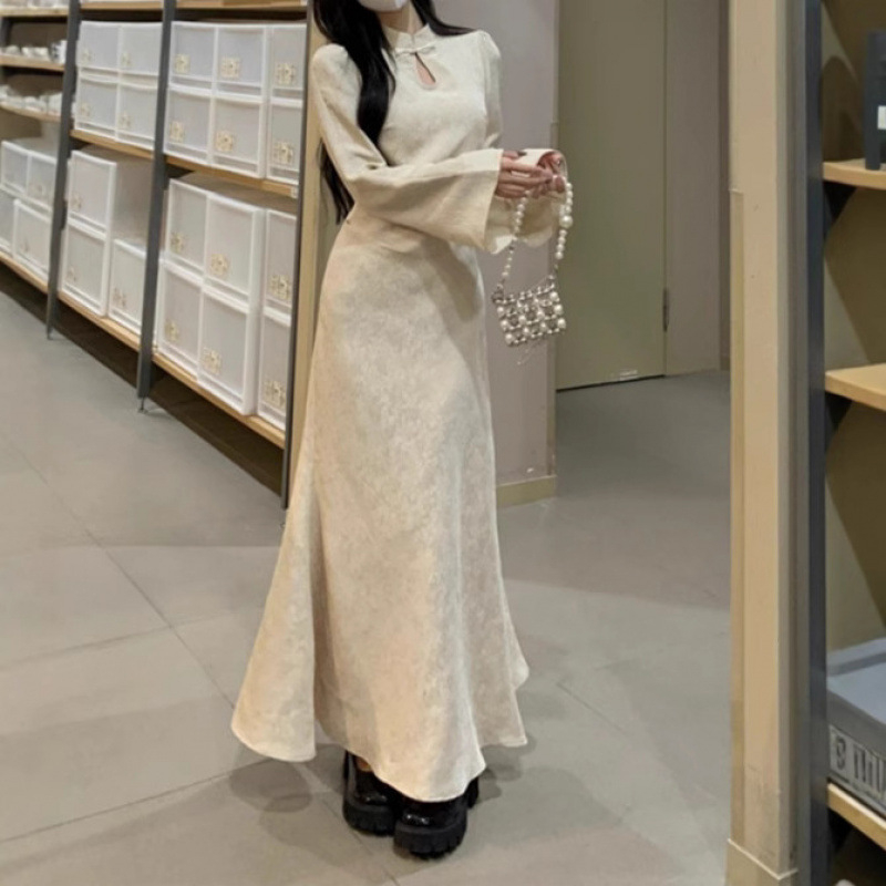 Rochie Qipao cu imprimeu geometric, poliester, mâneci clopot, guler înalt, fustă lungă (Poliester; Geometric pattern; Bell sleeves; Stand collar; Long skirt)