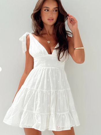 Rochie lungă în linie A, decolteu în V, fără mâneci, talie înaltă