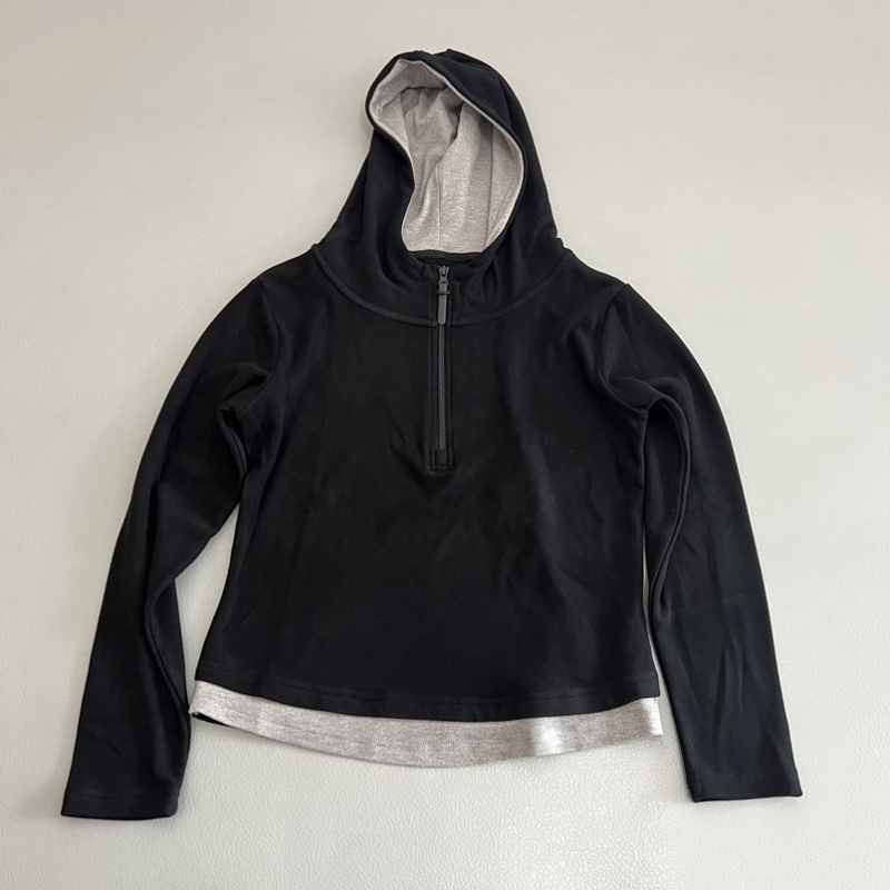 Ženska dukserica s kapuljačom, lažni dvodijelni izgled, poliester 30–50%, srednja duljina, prilagođeni kroj, japansko-korejski ležerni stil, jesen 2025