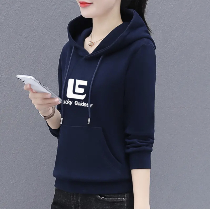 Ženski hoodie s kapuljom i fleec podlogom, debeli kroj, otisak slovima, opuštena silueta, duljina 80–100 cm, materijal poliester-spandeks