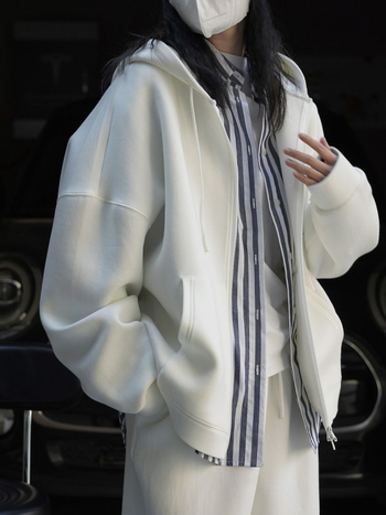 Női laza szabású kapucnis kardigán-sweatshirt, elöl zipzár, hosszú ujjú, közepes hosszúságú, anyag: légies pamut-viszkóz-nailon keverék, japán–koreai lazább stílus