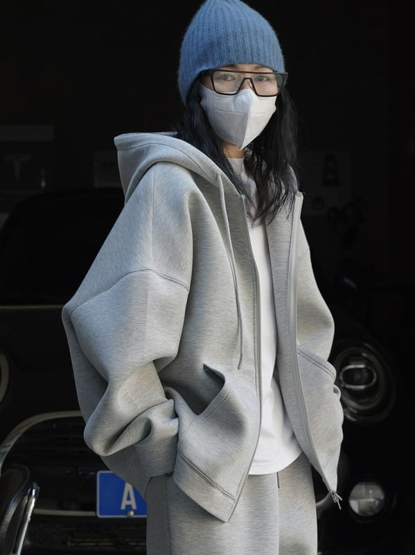 Női laza szabású kapucnis kardigán-sweatshirt, elöl zipzár, hosszú ujjú, közepes hosszúságú, anyag: légies pamut-viszkóz-nailon keverék, japán–koreai lazább stílus