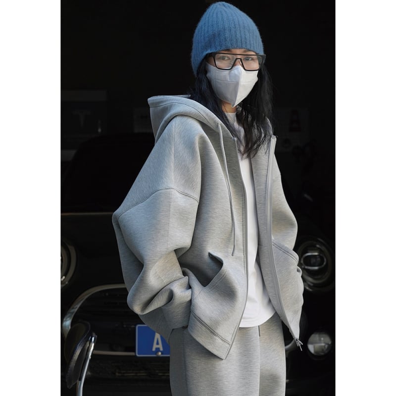 Női laza szabású kapucnis kardigán-sweatshirt, elöl zipzár, hosszú ujjú, közepes hosszúságú, anyag: légies pamut-viszkóz-nailon keverék, japán–koreai lazább stílus