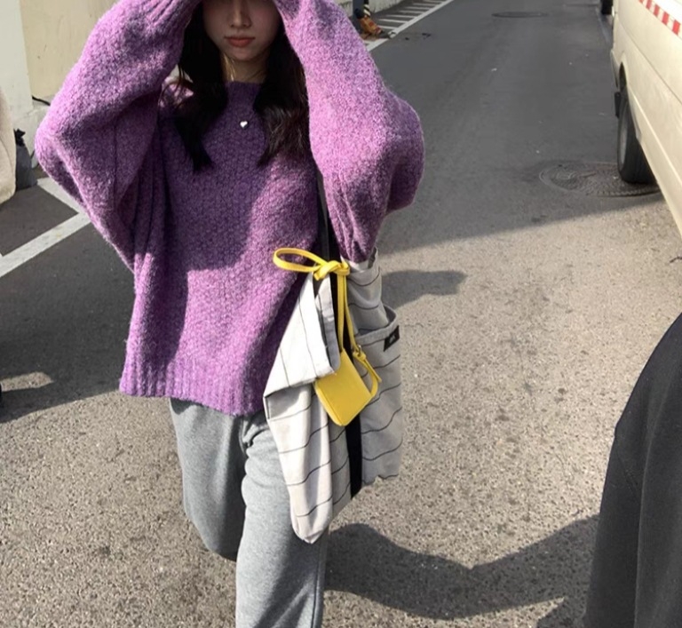 Pulover od ovčje vune s pamuk-poliester smesom, casual stil, okrugli izrez, dugi rukavi, ležernog kroja