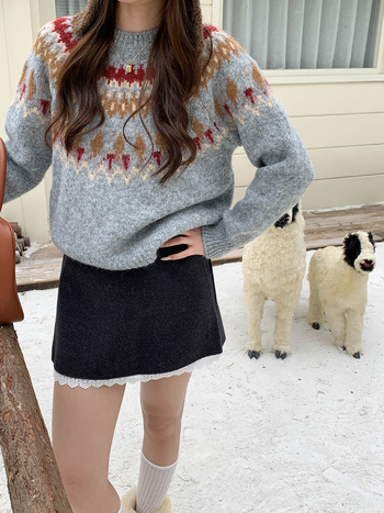 Пуловер от полиестер с жакардов геометричен модел Fair Isle, кръгло деколте и дълги ръкави.