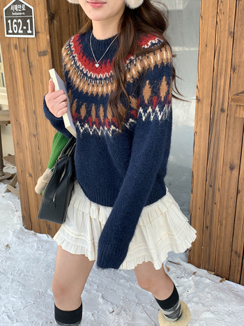 Пуловер от полиестер с жакардов геометричен модел Fair Isle, кръгло деколте и дълги ръкави.