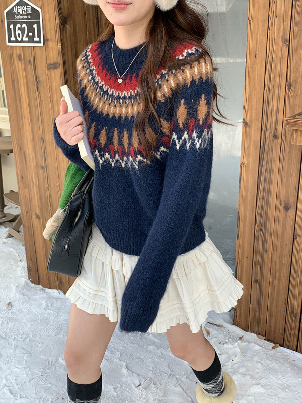 Пуловер от полиестер с жакардов геометричен модел Fair Isle, кръгло деколте и дълги ръкави.