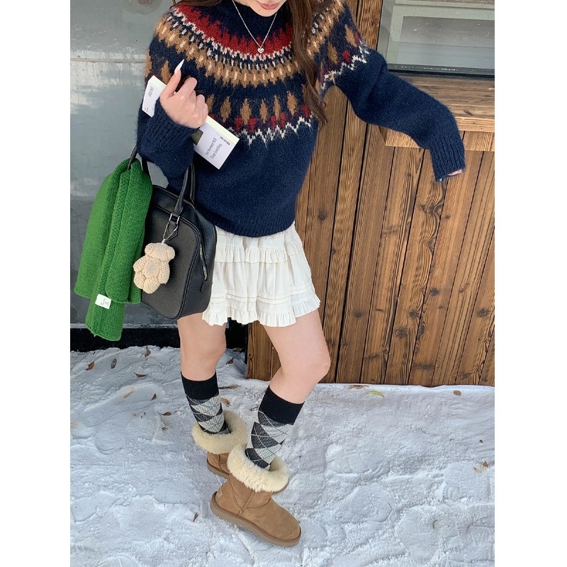 Пуловер от полиестер с жакардов геометричен модел Fair Isle, кръгло деколте и дълги ръкави.