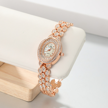 Koreai stílusú ékszeróra ötvözet karkötővel, ovális számlappal, kvarc működés, cinkötvözetes tokkal, titánium csattal