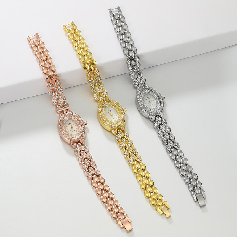 Koreai stílusú ékszeróra ötvözet karkötővel, ovális számlappal, kvarc működés, cinkötvözetes tokkal, titánium csattal