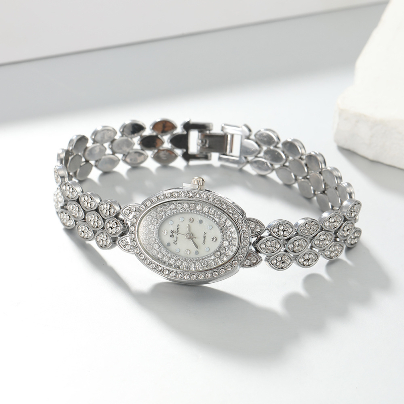 Koreai stílusú ékszeróra ötvözet karkötővel, ovális számlappal, kvarc működés, cinkötvözetes tokkal, titánium csattal