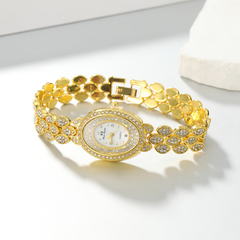 Koreai stílusú ékszeróra ötvözet karkötővel, ovális számlappal, kvarc működés, cinkötvözetes tokkal, titánium csattal