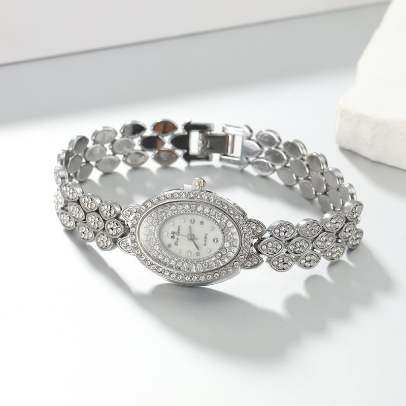 Koreai stílusú ékszeróra ötvözet karkötővel, ovális számlappal, kvarc működés, cinkötvözetes tokkal, titánium csattal