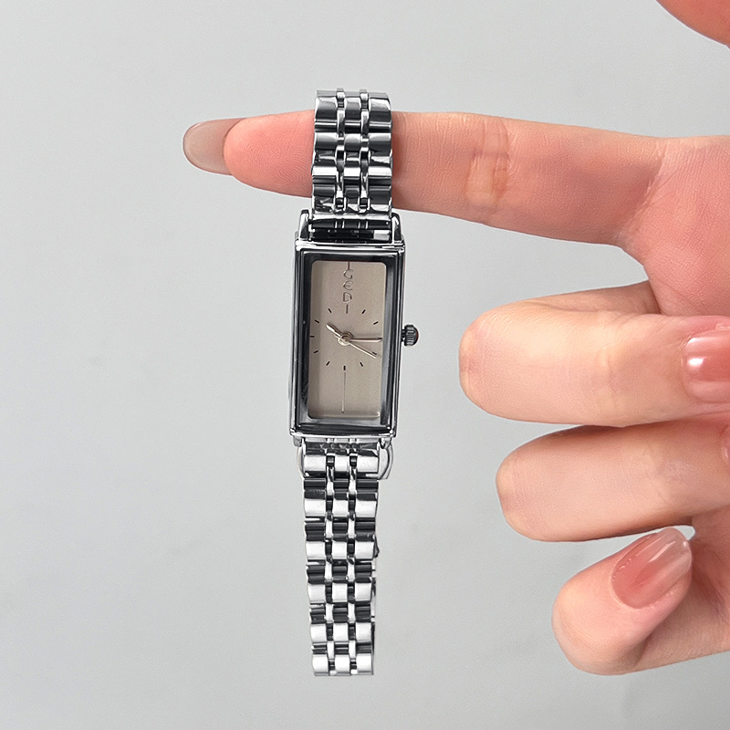 Dámske quartz hodinky s obdĺžnikovým ciferníkom, nerezový remienok, puzdro zliatiny, vodotesnosť 30 m