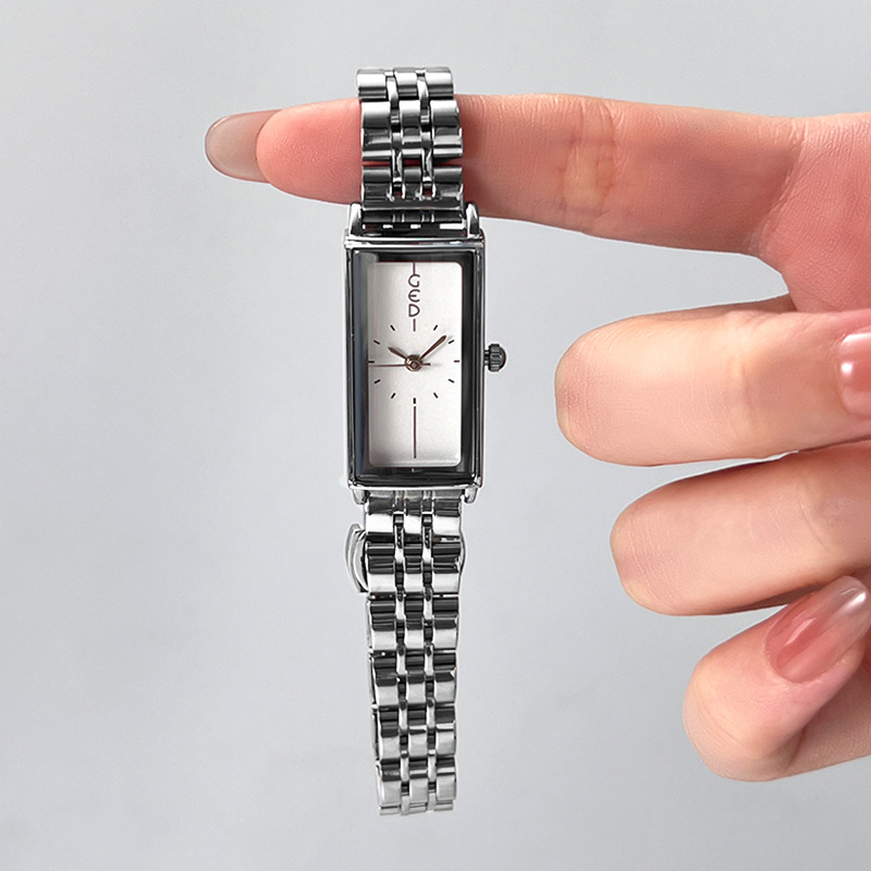 Dámske quartz hodinky s obdĺžnikovým ciferníkom, nerezový remienok, puzdro zliatiny, vodotesnosť 30 m