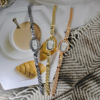 Női ovális karkötőóra, kvarc működés, tok és karkötő ötvözetből, spirális koronával, vízállóság nélkül