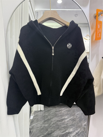 Ženski pleteni kardigan s kapuljom i zatvaračem na zip, blok boja, debeli pleteni materijal, casual minimalist stil, jesen-zima 2025