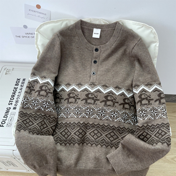 Unisex megztinis su Henrio apykakle, retro jacquard modelis; poliesterio pluošto mišinys, galima plauti skalbimo mašinoje, be lyginimo