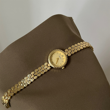 Női karóra, kör alakú számlap halcsont mintával, kvarc mozgás, csavaros koronával, tokkal és ötvözet szíjjal; logó nyomtatás és testreszabás elérhető