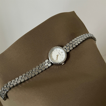 Női karóra, kör alakú számlap halcsont mintával, kvarc mozgás, csavaros koronával, tokkal és ötvözet szíjjal; logó nyomtatás és testreszabás elérhető