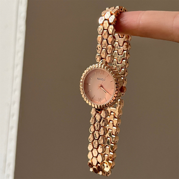 Női karóra, kör alakú számlap halcsont mintával, kvarc mozgás, csavaros koronával, tokkal és ötvözet szíjjal; logó nyomtatás és testreszabás elérhető