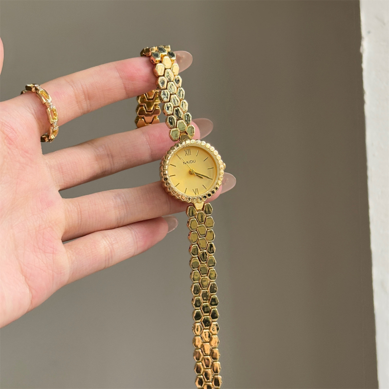 Női karóra, kör alakú számlap halcsont mintával, kvarc mozgás, csavaros koronával, tokkal és ötvözet szíjjal; logó nyomtatás és testreszabás elérhető