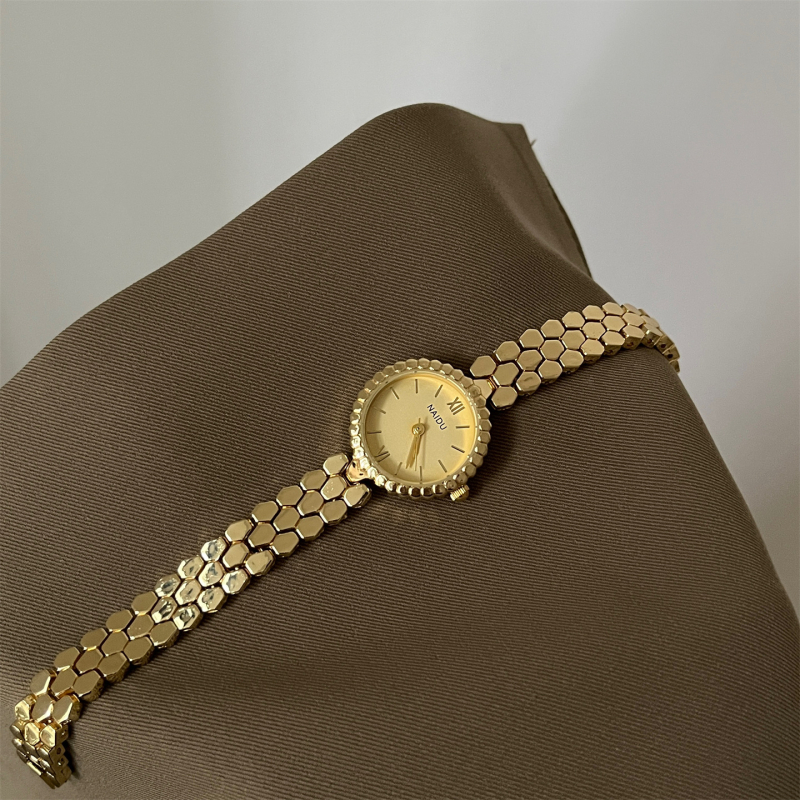 Női karóra, kör alakú számlap halcsont mintával, kvarc mozgás, csavaros koronával, tokkal és ötvözet szíjjal; logó nyomtatás és testreszabás elérhető