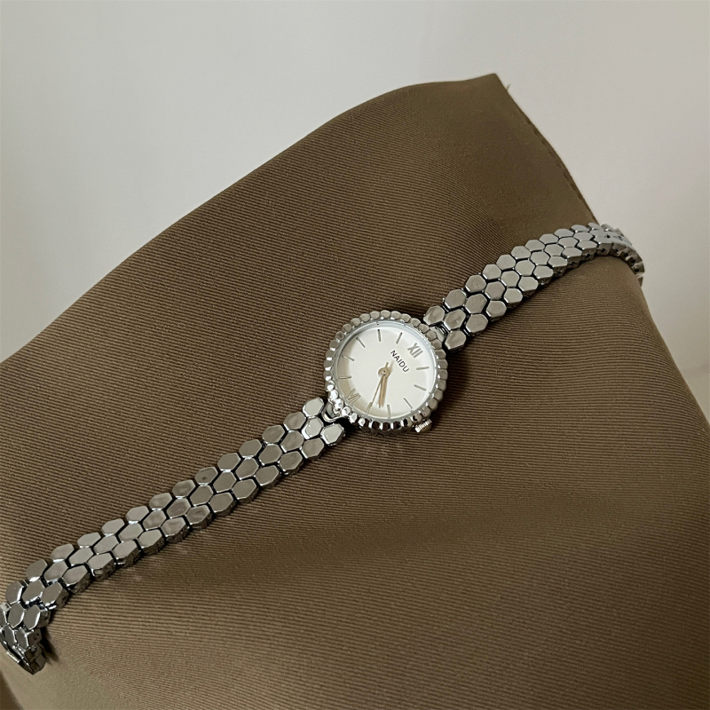 Női karóra, kör alakú számlap halcsont mintával, kvarc mozgás, csavaros koronával, tokkal és ötvözet szíjjal; logó nyomtatás és testreszabás elérhető