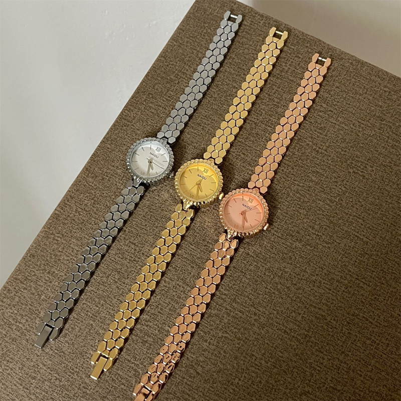 Női karóra, kör alakú számlap halcsont mintával, kvarc mozgás, csavaros koronával, tokkal és ötvözet szíjjal; logó nyomtatás és testreszabás elérhető