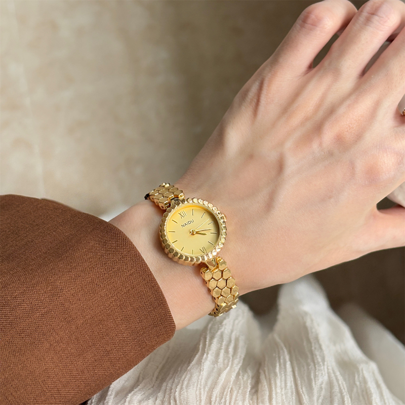 Női karóra, kör alakú számlap halcsont mintával, kvarc mozgás, csavaros koronával, tokkal és ötvözet szíjjal; logó nyomtatás és testreszabás elérhető