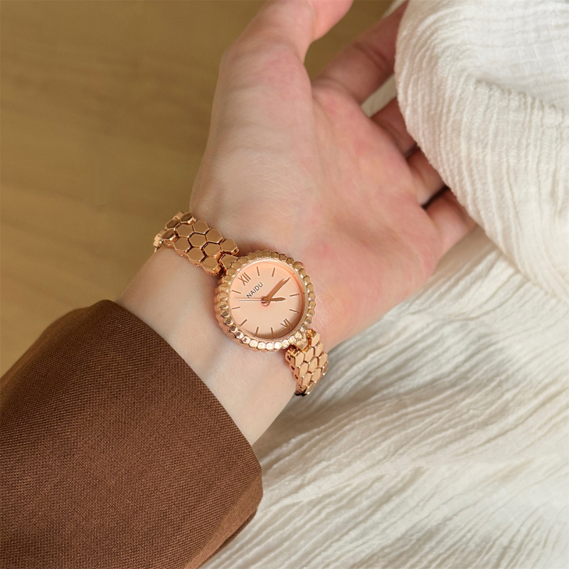 Női karóra, kör alakú számlap halcsont mintával, kvarc mozgás, csavaros koronával, tokkal és ötvözet szíjjal; logó nyomtatás és testreszabás elérhető