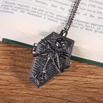 Kabatas pulkstenis ar mumijas dizainu, karikatūras retro zombiju motīvs, kvarts SL-68 mehānisms, romba formas skaitītājs, cinka sakausējuma korpuss, pasaules laiks, 24 stundu indikātors