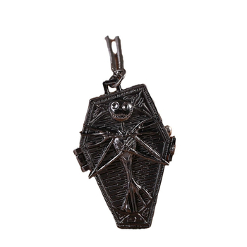 Kabatas pulkstenis ar atveramu vāciņu — Mūmija, karikatūru retro jautrā stilā; kvarca mehānisms (SL-68), rombu formā cipendrs, cinka sakausējuma korpuss, pasaules laiks un 24 stundu rādītājs