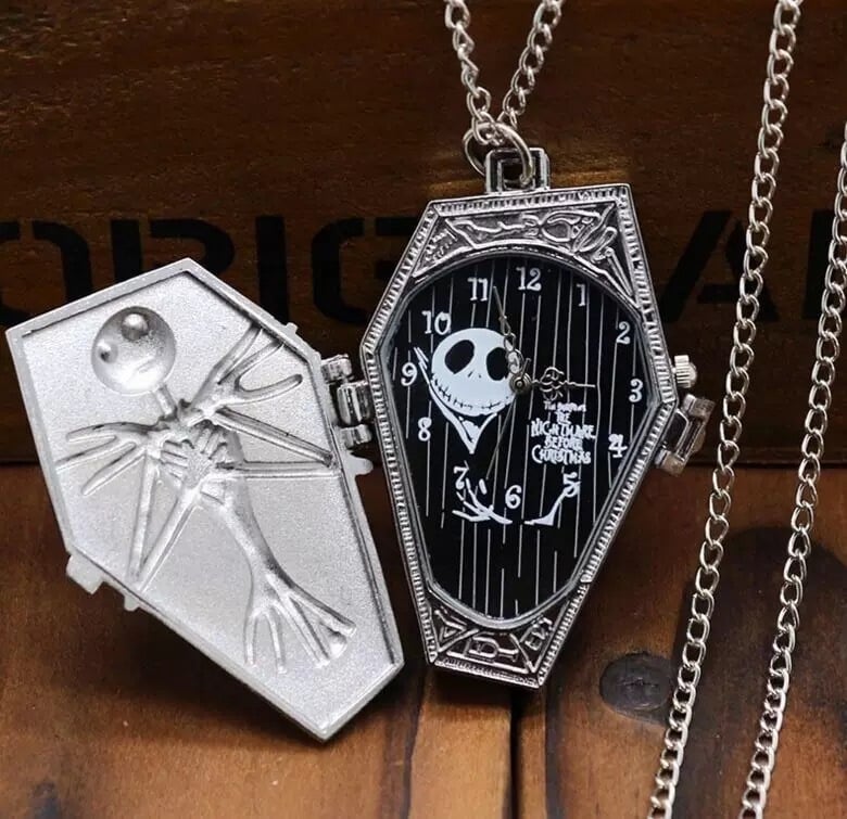 Kabatas pulkstenis ar atveramu vāciņu — Mūmija, karikatūru retro jautrā stilā; kvarca mehānisms (SL-68), rombu formā cipendrs, cinka sakausējuma korpuss, pasaules laiks un 24 stundu rādītājs