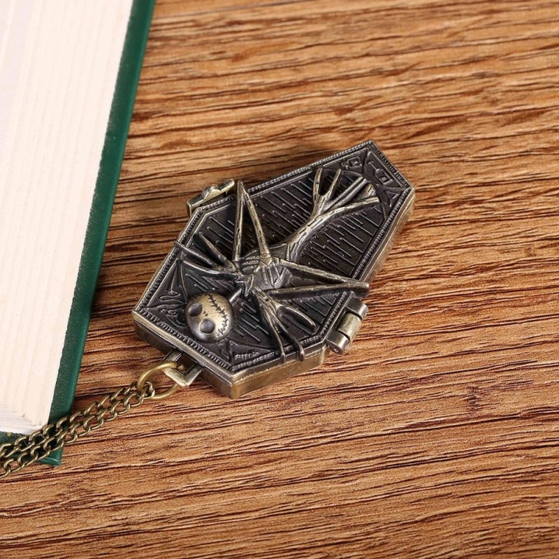 Kabatas pulkstenis ar atveramu vāciņu — Mūmija, karikatūru retro jautrā stilā; kvarca mehānisms (SL-68), rombu formā cipendrs, cinka sakausējuma korpuss, pasaules laiks un 24 stundu rādītājs