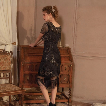 Gatsbija iedvesota vakara kleita ar spīdumiem un striķiem, bez piedurknēm, apaļš kakla izgriezums, vidēja garuma, vidukļa sašaurinājums, poliesters