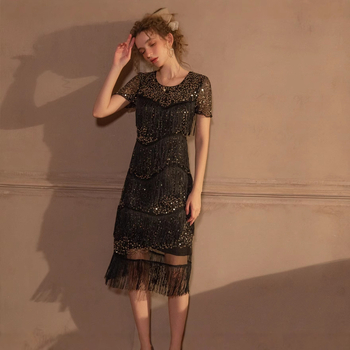 Gatsbija iedvesota vakara kleita ar spīdumiem un striķiem, bez piedurknēm, apaļš kakla izgriezums, vidēja garuma, vidukļa sašaurinājums, poliesters