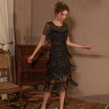 Gatsbija iedvesota vakara kleita ar spīdumiem un striķiem, bez piedurknēm, apaļš kakla izgriezums, vidēja garuma, vidukļa sašaurinājums, poliesters