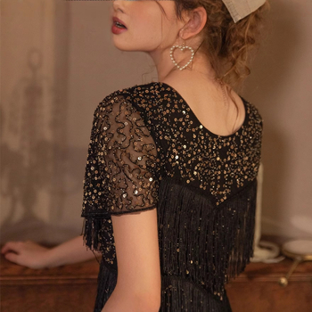 Gatsbija iedvesota vakara kleita ar spīdumiem un striķiem, bez piedurknēm, apaļš kakla izgriezums, vidēja garuma, vidukļa sašaurinājums, poliesters