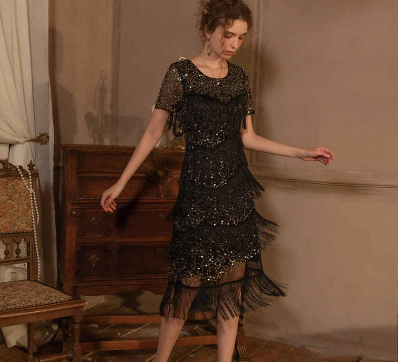 Gatsbija iedvesota vakara kleita ar spīdumiem un striķiem, bez piedurknēm, apaļš kakla izgriezums, vidēja garuma, vidukļa sašaurinājums, poliesters