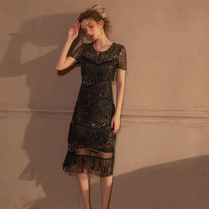 Gatsbija iedvesota vakara kleita ar spīdumiem un striķiem, bez piedurknēm, apaļš kakla izgriezums, vidēja garuma, vidukļa sašaurinājums, poliesters