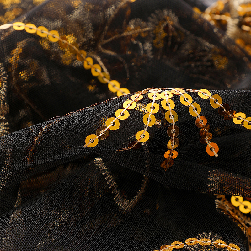 Moterų šalis su gėlių blizgučiais ir kutais – poliesteris, gėlių raštas, siuvinėta dekoracija, verstas mezgimas, biuro stilius, pavasaris 2025