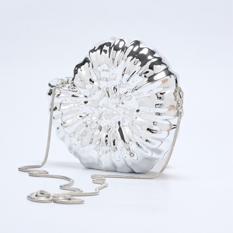 Akrilna večernja torbica u obliku školjke, poliester podstava, unutarnji džepovi za telefon i dokumente, oblik školjke, zaključavanje