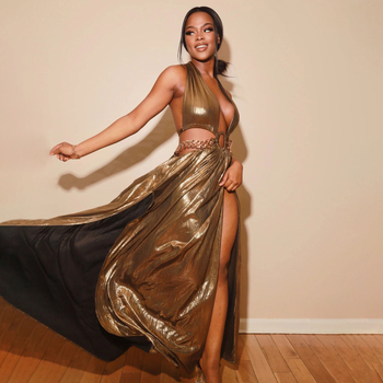 Vakara kleita: dziļš V mugurē, bez piedurknēm, halter apkakle ar dubultu lūpeli, A līnijas garā kleita; poliesters ar elastānu (<30%)