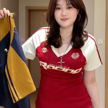 Pamuk majica s kontrastnim printom, slim fit, kratki rukavi, ovratnik kvadratno-zaobljen