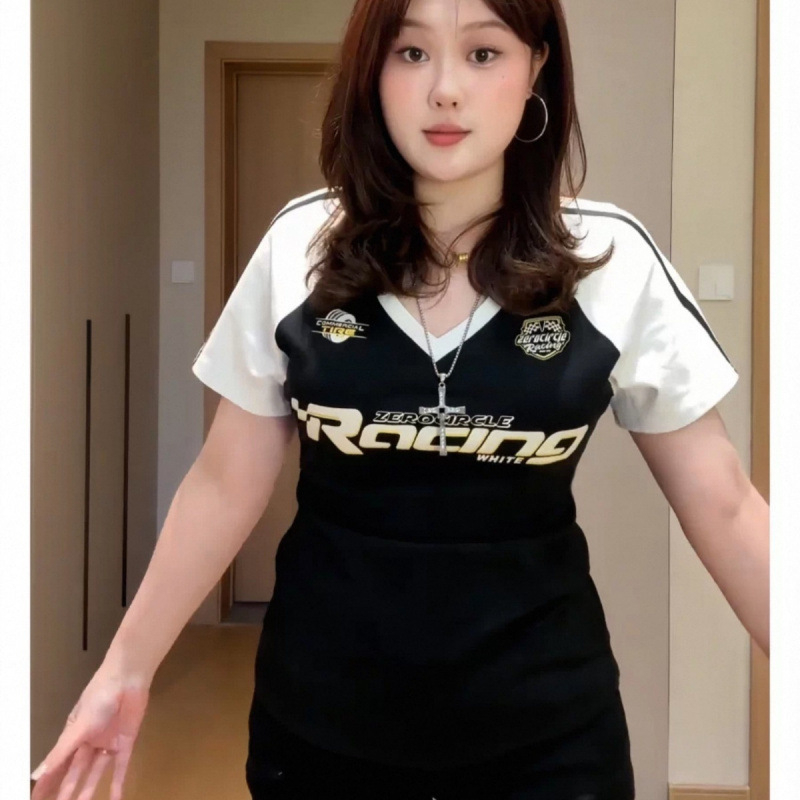 Pamuk majica s kontrastnim printom, slim fit, kratki rukavi, ovratnik kvadratno-zaobljen