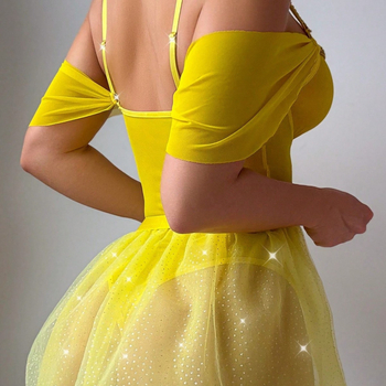 Seksualus blizgus vieno gabalo kostiumas komplektas su pūkuota sijonėliu ir tinklinėmis kojinėmis moterims, poliesteris 90–95%